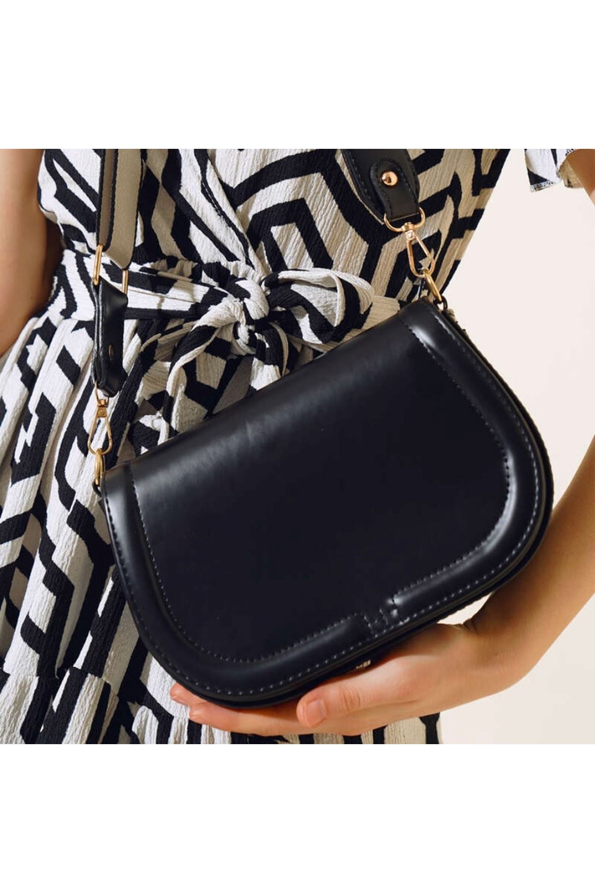 Siyah Askılı Omuz Çantası