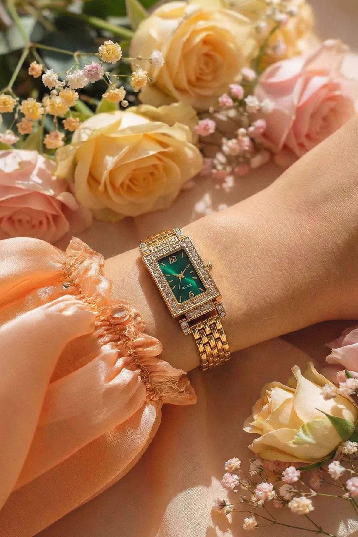 Taş Detaylı Kadın Kol Saati Gold&Zümrüt