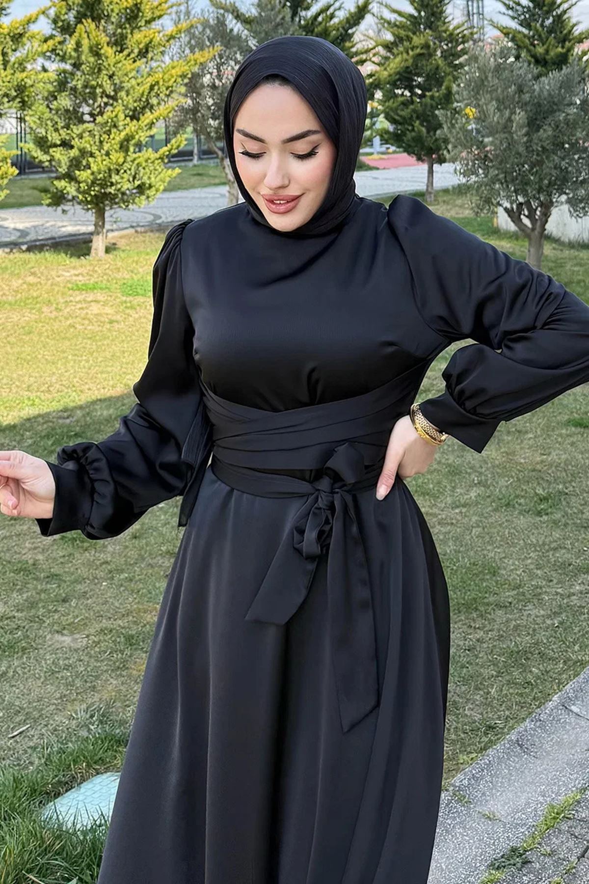 Beli Çapraz Kuşaklı Saten Abiye Siyah