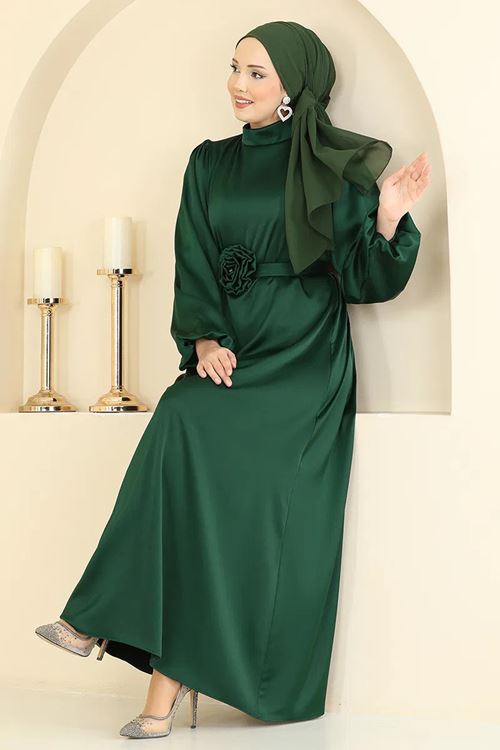 Gül Aksesuarlı Saten Abiye Zümrüt